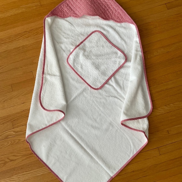 Brand new Baby hooded towel and wash cloth set. Never used. - Picture 1 of 2